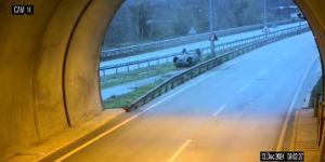 Tünel çıkışı takla atan otomobil kameraya yansıdı